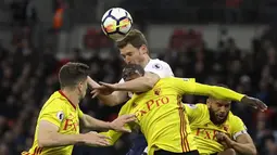 Pemain Tottenham, Jan Vertonghen mencoba menyundul bola dari kejaran pemain Watford pada lanjutan Premier League di Wembley stadium, London, (30/4/2018). Tottenham menang 2-0. (AP/Kirsty Wigglesworth)