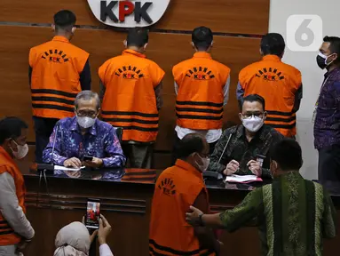 Wakil Ketua KPK Alexander Marwata (tengah) jumpa pers penahanan anggota DPRD Muara Enim di Gedung KPK, Jakarta, Kamis 30/09/2021). Sebanyak 10 anggota DPRD Muara Enim ditahan terkait dugaan suap pengadaan barang dan jasa di Dinas PUPR dan pengesahan APBD tahun 2019. (Liputan6.com/Herman Zakharia)