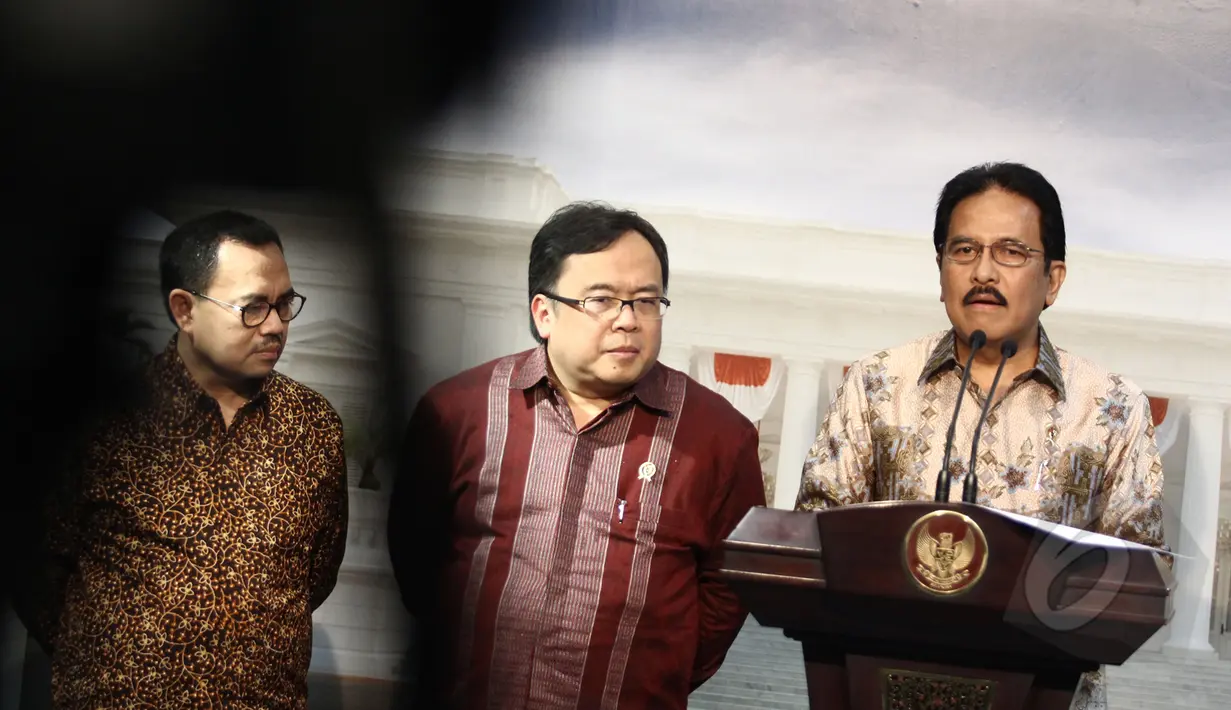 Menko Perekonomian Sofyan Djalil (kanan), didampingi Menkeu Bambang Brodjonegoro (tengah) dan Menteri ESDM Sudirman Said (kiri) memberi keterangan pers usai menghadiri rapat terbatas di Kantor Presiden, Jakarta, Senin (16/3). (Liputan6.com/Faizal Fanani)