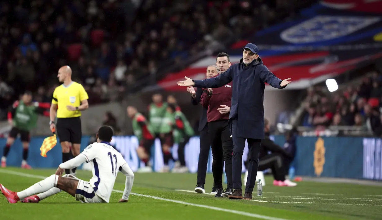 Pelatih Timnas Inggris, Thomas Tuchel melakukan protes setelah pemainnya dilanggar oleh pemain Albania dalam laga Kualifikasi Piala Dunia 2026 di Wembley Stadium, London, Jumat (21/03/2025) waktu setempat. (AP Photo/Alastair Grant)