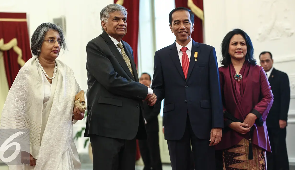 Presiden Joko Widodo bersama Ibu Negara Iriana Widodo menyambut PM Republik Demokratik Sosialis Sri Lanka, H.E. Mr. Ranil Wickremesinghe beserta Mrs. Maithree Wickremesinghe di Istana Merdeka, Jakarta, Rabu (3/8). (Liputan6.com/Faizal Fanani)