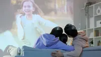 Mau Nonton Film Serasa di Bioskop? Ini Perlengkapan Nonton yang Wajib Punya!