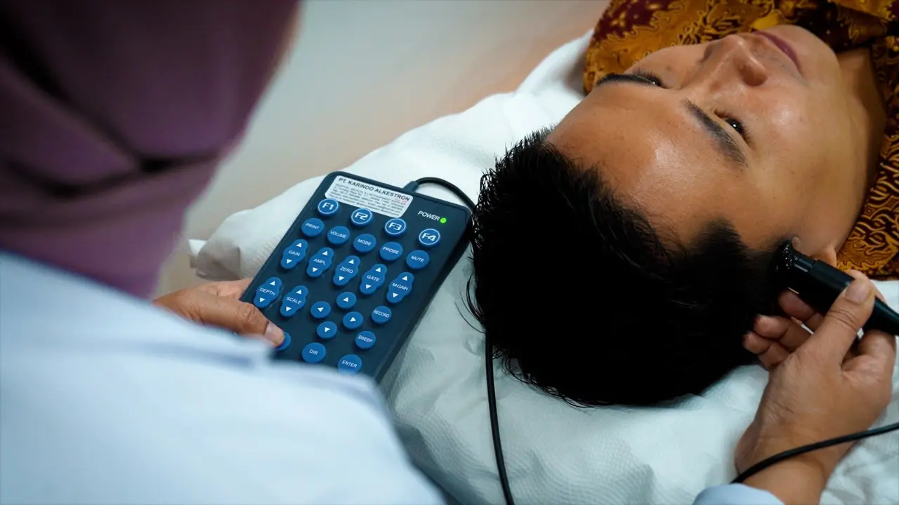 TCD adalah metode pemeriksaan dengan menggunakan gelombang ultrasound untuk mengukur kecepatan aliran darah di arteri besar otak. (Dok Bethsaida Hospital)