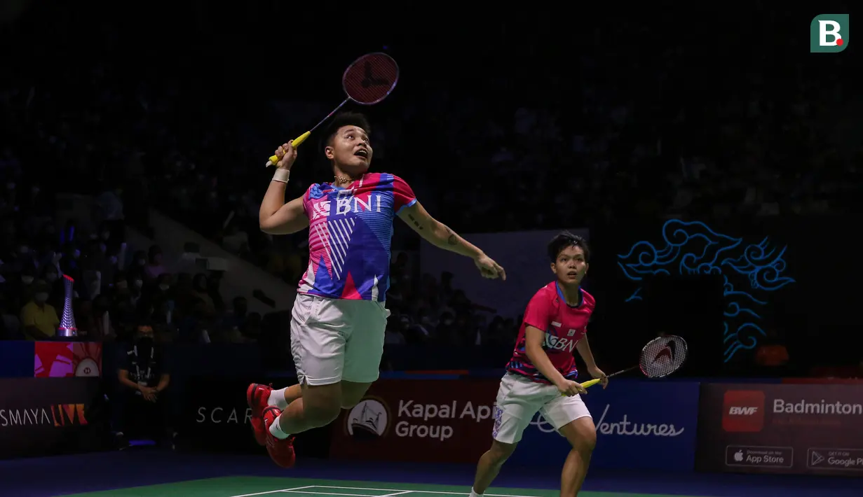 Apriyani Rahayu/Siti Fadia Silva Ramadhanti yang makin kompak sejak dipasangkan pada ajang SEA Games Vietnam lalu mampu mengalahkan Mayu Matsumoto/Wakana Nagahara sebagai nggulan ke-5 turnamen dengan rubber game 21-7, 17-21 dan 21-17. Di babak 16 besar, Apriyani/Siti Fadia akan menantang wakil Cina, Zhang Shu Xian/Zheng Yu. (Bola.com/Bagaskara Lazuardi)