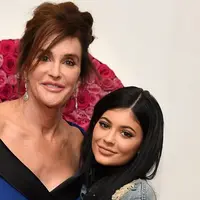 Caitlyn Jenner menghilang dari video kelahiran anak Kylie Jenner. Dilansir dari HollywoodLife, Caitlyn sendiri tengah berada di luar negeri. (Entertainment Tonight)