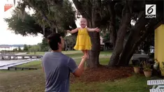 Seorang bayi berusia tujuh bulan mampu menyeimbangkan bobot tubuhnya di atas telapak tangan sang ayah yang tengah berdiri dan berputar.