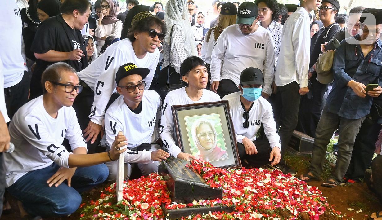 Dengan ketegasan dan kebijaksanaanya, Bunda Iffet menjadi panutan bagi personel grup band Slank sekaligus penengah ketika terjadi konflik. (Liputan6.com/Angga Yuniar)