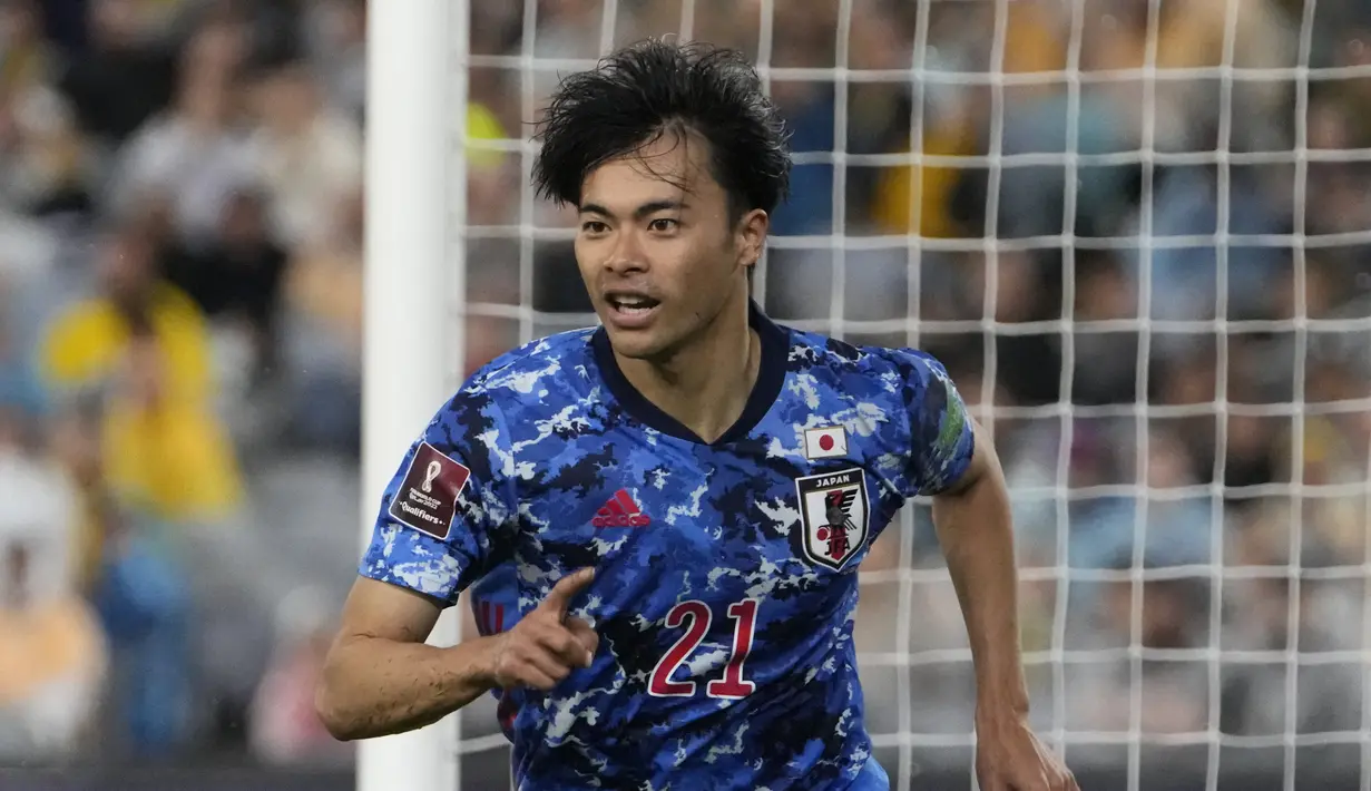 Penyerang Jepang, Kaoru Mitoma melakukan selebrasi setelah mencetak gol ke gawang Australia pada pertandingan play-off Piala Dunia 2022 melawan Australia di Stadium Australia di Sydney, Kamis (24/3/2022).  Kaoru Mitoma mencetak gol ke gawang Australia pada menit 89 dan 90+4. (AP Photo/Mark Baker)