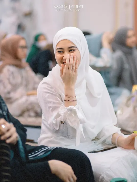 Aaliyah tampil dengan outfit serba putih. [Foto: Instagram/aaliyah.massaid]