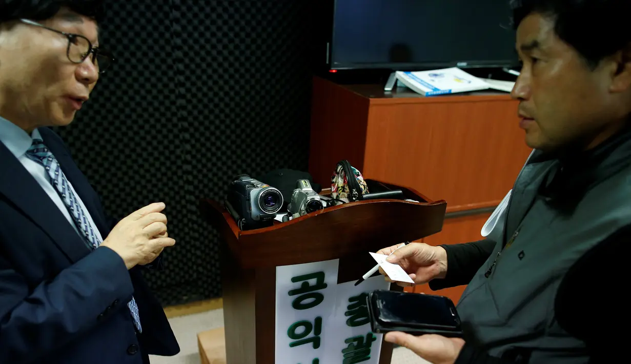President of the Headquarters of Reporting for Public Good Korsel, Moon Seoung-ok berdiskusi soal kamera pengintai dengan muridnya, di Seoul, 30 September 2016. Korsel memanfaatkan kemajuan teknologi untuk memberantas korupsi. (REUTERS/Kim Hong-Ji)