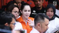 Artis peran dan model, Jennifer Dunn melambaikan tangan saat diperlihatkan usai penangkapan di Dirnarkoba Polda Metro Jaya, Jakarta, Selasa (2/1). Polisi menyita 0,6 gram sabu dan sejumlah telepon genggam. (Liputan6.com/Helmi Fithriansyah)