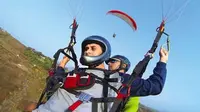 Paraglider Tunanetra (Sumber: Scoop Whoop)