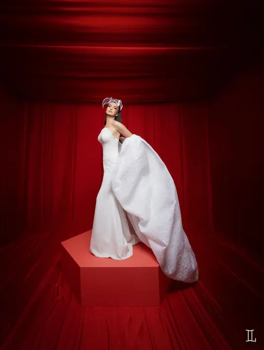 Dipotret fotografer ternama Leonardi, Raline Shah terlihat menawan dengan gaun putih. Ia kenakan gaun strapless putih bertekstur dengan cardigan bervolume yang menawan [@theleonardi]