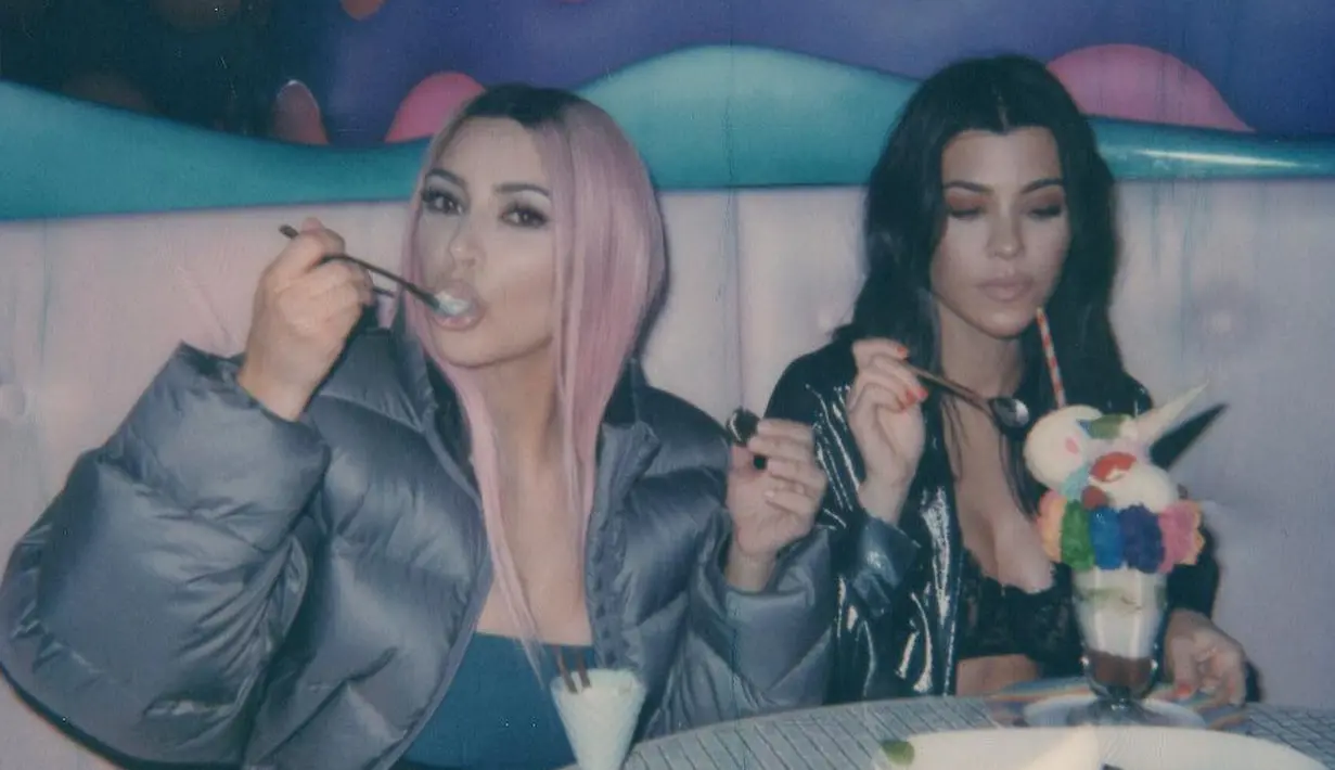 Berpose bareng Kourtney Kardashian saat makan es krim, lebih cantik mana nih? (instagram/kimkardashian)