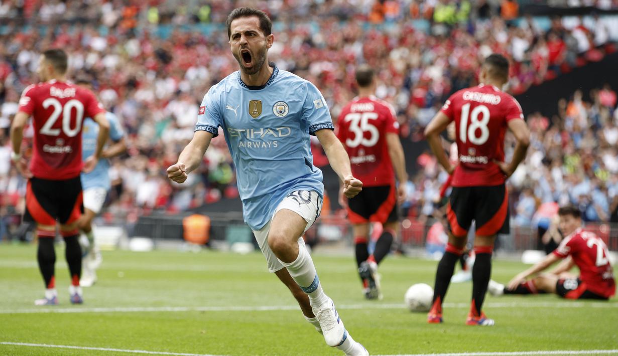 Selebrasi gelandang Manchester City, Bernardo Silva setelah mencetak gol penyeimbang 1-1 ke gawang Manchester United pada laga Community Shield 2024 di Wembley Stadium, London, Sabtu (10/8/2024). (AP Photo/David Cliff)