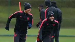 Penyerang Arsenal, Pierre-Emerick Aubameyang (kiri) mengikuti latihan di London Colney, Inggris (2/5). Pada leg pertama Atletico Madrid bermain imbang 1-1 atas Arsenal di Emirates Stadium. (AFP Photo/Dennis Adrian)