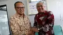 Utusan Khusus Presiden Din Syamsuddin bersalaman dengan Ketua Presidium Konferensi Waligereja Indonesia (KWI) Ignatius Suharyo (kiri) usai melakukan pertemuan di Kantor KWI, Jakarta, Selasa (31/10). (Liputan6.com/Johan Tallo)