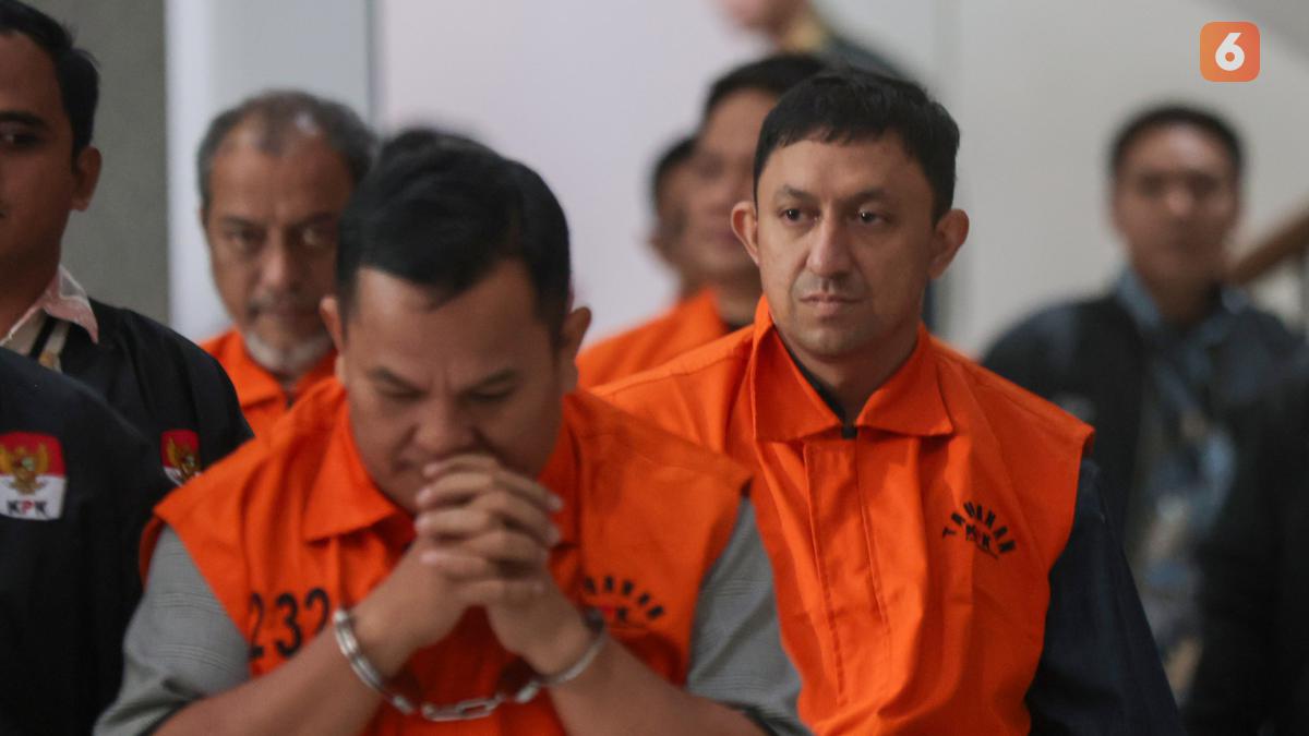 8 Tersangka Dugaan Suap HGB Digiring ke Mobil Tahanan