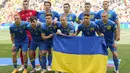 Para pemain starting XI Timnas Ukraina berfoto bersama jelang dimulainya laga Grup E Euro 2024 menghadapi Timnas Rumania di Allianz Arena, Munchen, Jerman, Senin (17/6/2024). (AP Photo/Antonio Calanni)