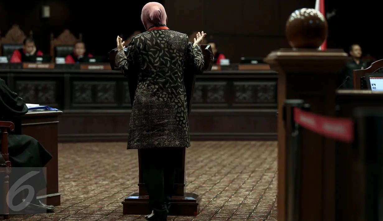 Wali Kota Surabaya Tri Rismaharini saat memberi kesaksian dalam sidang lanjutan di Mahkamah Kostitusi Jakarta, Rabu (8/6). Risma menjadi saksi atas gugatan yang dilayangkan warga Surabaya terhadap UU Nomor 23 Tahun 2014. (Liputan6.com/Faizal Fanani)