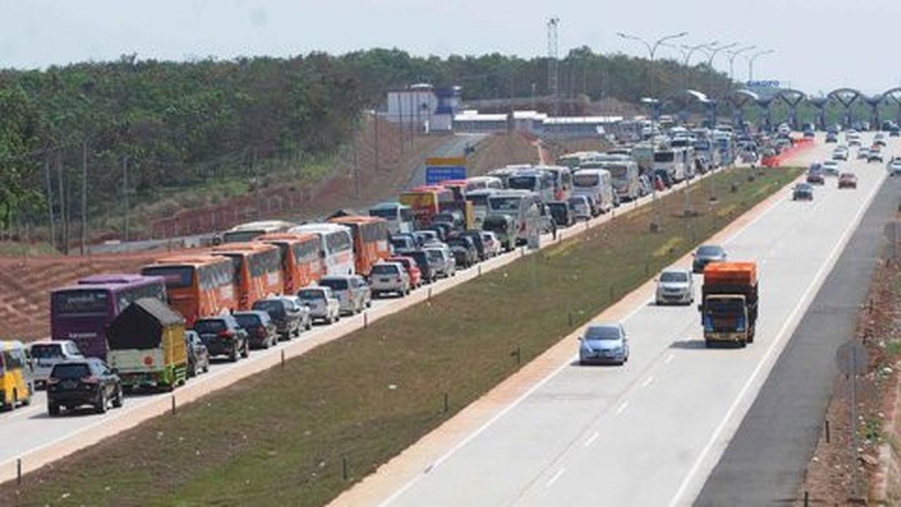 Pemudik keluhkan minimnya penerangan dan kondisi jalan di Tol Cipali