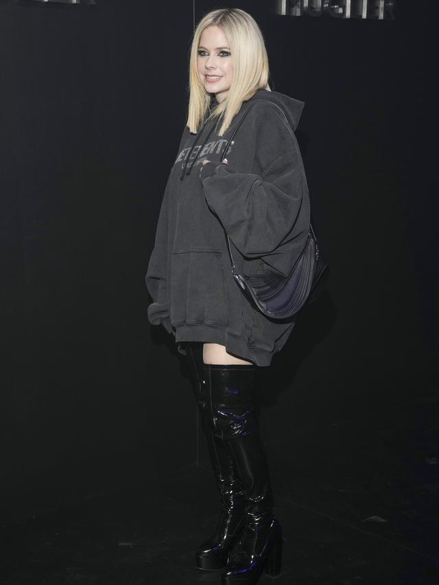 Tampil di Paris Fashion Week, Avril Lavigne dan Tyga Kepergok Ciuman