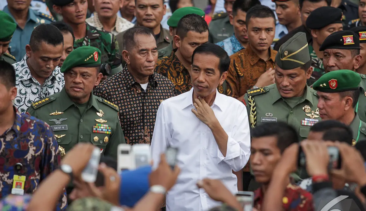 Presiden Jokowi mengunjungi Pameran  Alutsista TNI AD, Jakarta, Rabu (17/12/2014). (LIputan6.com/Faizal Fanani)
