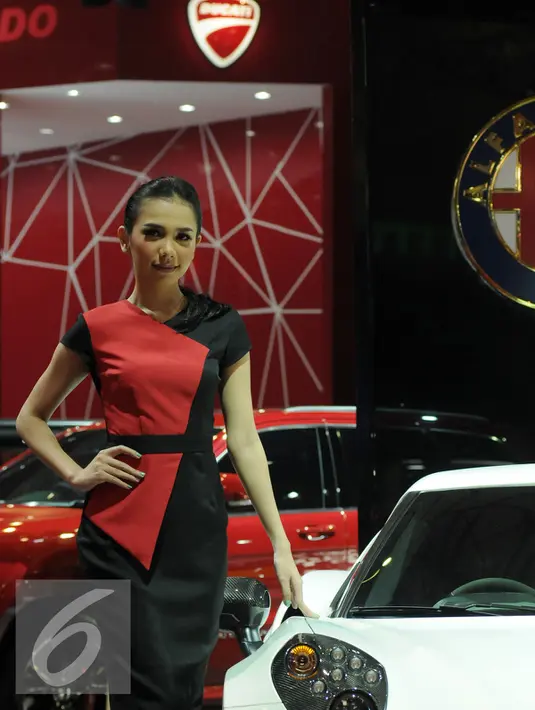 Model berdiri di sisi mobil yang dipamerkan pada Indonesia Internasional Motor Show 2016 di JIEXPO, Kemayoran, Jakarta, Kamis (7/4/2016). IIMS 2016 menjadi tempat bagi APM untuk memperkenalkan produk baru mereka. (Liputan6.com/Helmi Fithriansyah)