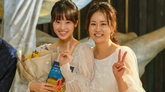 Choi Ye in dan Shin Eun Kyung dalam drakor The Penthouse. (SBS via Soompi)