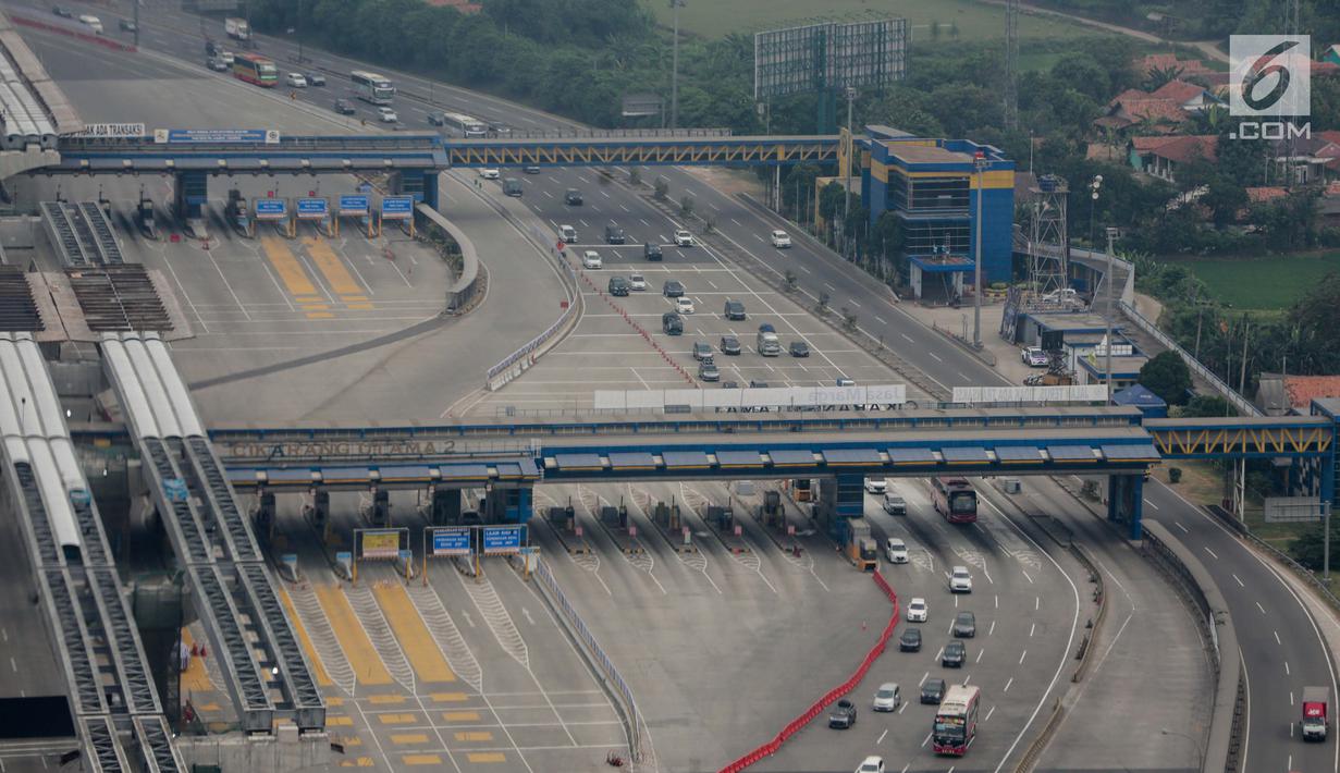 Pantauan udara bersama Whitesky Aviation kondisi lalu lintas terpantau lengang di Gerbang Tol Cikarang Utama, Jawa Barat, Senin (2/6/2019). Kendaraan di sekitar GT Cikarang Utama terlihat melaju dengan lancar baik dari arah Jakarta menuju ke Cikampek maupun sebaliknya. (Liputan6.com/Faizal Fanani)