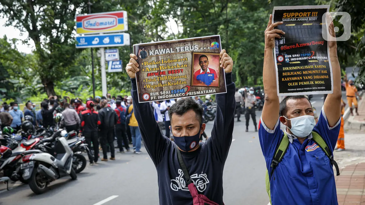 FOTO: Buruh Geruduk Kantor Indomaret
