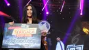 Indah Safitri yang juga berasal dari Medan didapuk menduduki peringkat runner up dalam ajang Ganteng Ganteng Serigala (GGS) Mencari Bintang di Studio Emtek, Jakarta, Rabu (15/4/2015). (Liputan6.com/Faisal R Syam)