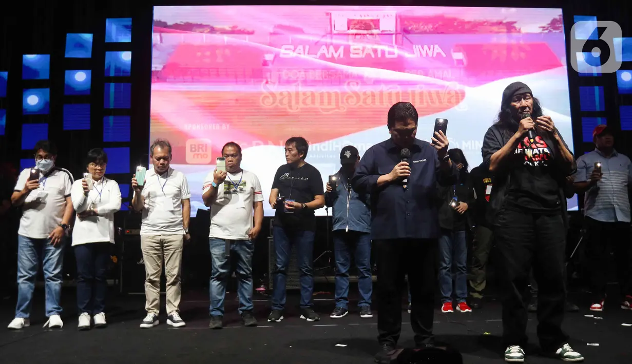 Menteri BUMN Erick Thohir (depan kedua kanan) saat acara doa bersama dan konser amal Salam Satu Jiwa di Bekasi, Jawa Barat, Minggu (8/1/2023). Konser ini merupakan bentuk dukungan dan solidaritas terhadap korban tragedi Kanjuruhan Malang. (Liputan6.com/Herman Zakharia)