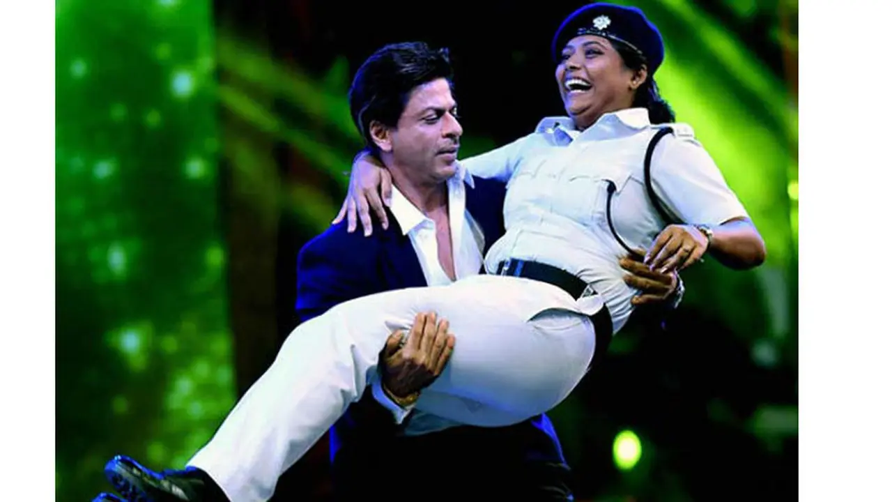 Menari dengan Polwan, Shahrukh Khan Bikin Kontroversi