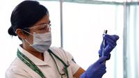 Seorang pekerja medis mengisi jarum suntik dengan dosis vaksin Pfizer-BioNTech COVID-19 di Tokyo Medical Center, Tokyo, Jepang, Rabu (17/2/2021). Jepang memulai kampanye vaksinasi COVID-19 dengan suntikan COVID-19 pertama diberikan kepada petugas kesehatan. (Behrouz Mehri/Pool Photo via AP)