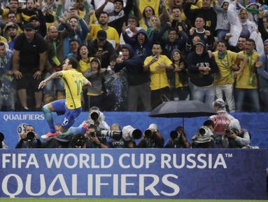 Bintang Brasil, Neymar merayakan golnya ke gawang Paraguay pada laga Kualifikasi Piala Dunia 2018 zona Conmebol di Arena Corinthians Stadium,  Sao Paulo, Brasil, Selasa (28/3/2017). Brasil menang 3-0. (AP/Andre Penner)
