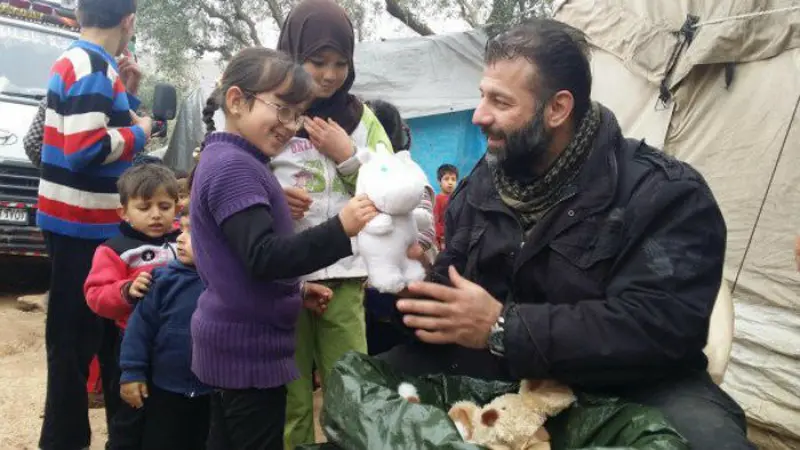 Santa Claus dari Suriah Beri Kebahagian Bagi Anak-Anak di Aleppo