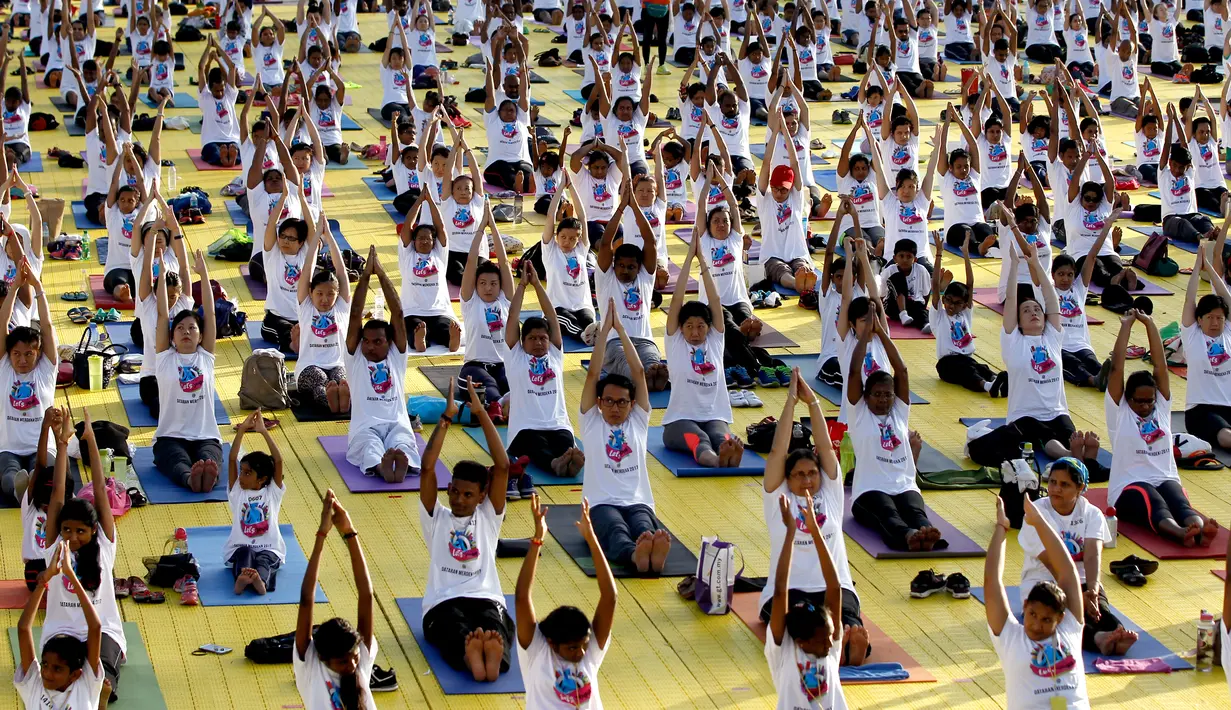 Ribuan peserta mengikuti latihan yoga di Lapangan Independen di Kuala Lumpur, Malaysia (2/7). Dalam acara ini 3.000 peserta ikut berpatisipasi. (AP Photo / Daniel Chan)
