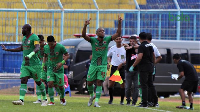 Kalteng Putra berselebrasi saat melawan Arema di Stadion Kanjuruhan, Kabupaten Malang (1/12/2019). (Bola.com/Iwan Setiawan)