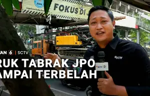 Truk Bawa Ekskavator Tabrak JPO Sampai Terbelah