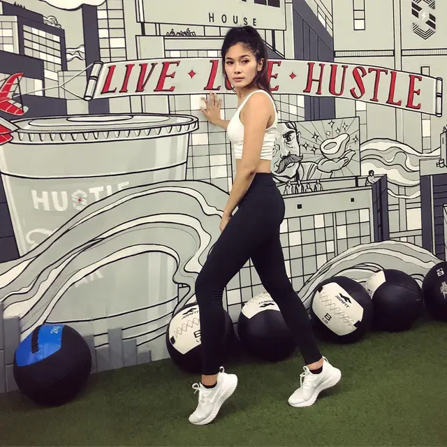Gaya Sporty Garneta Haruni Saat Olahraga. (Sumber: Instagram/garnetaharuni)