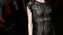 Model berpose memperagakan pakaian dalam Peach John bertema Autumn/Winter 2016 selama Tokyo Fashion Week di Tokyo, Jepang (15/3/2016). (REUTERS/Toru Hanai)