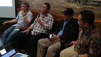 Menteri Komunikasi dan Informatika Rudiantara (berbaju kotak-kotak) berbicara mengenai pencegahan terhadap ransomware Petya di Jakarta, Jumat (30/6/2017). Liputan6.com/ Agustin Setyo Wardani