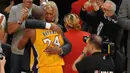 Pemain Los Angeles Lakers, Kobe Bryant memeluk pelatihnya usai pertandingan antara Lakers melawan Utah Jazz di Staples Center, AS, (13/4).Pebasket NBA tersebut menyatakan pensiun dari NBA setelah 20 tahun berkarir. (Gary A. Vasquez-USA TODAY Sports)