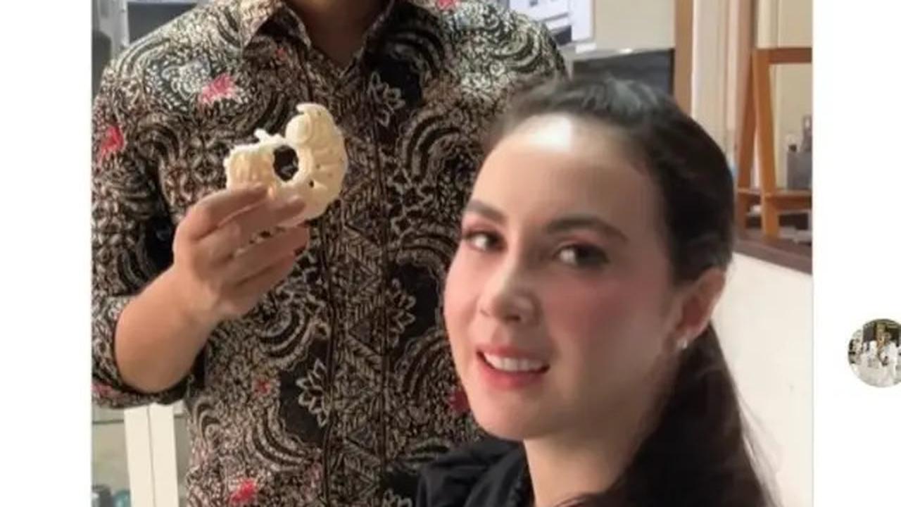Bukan Buket Bunga, Arumi Bachsin Kegirangan Diberi Kerupuk 1 Plastik oleh Emil Dardak