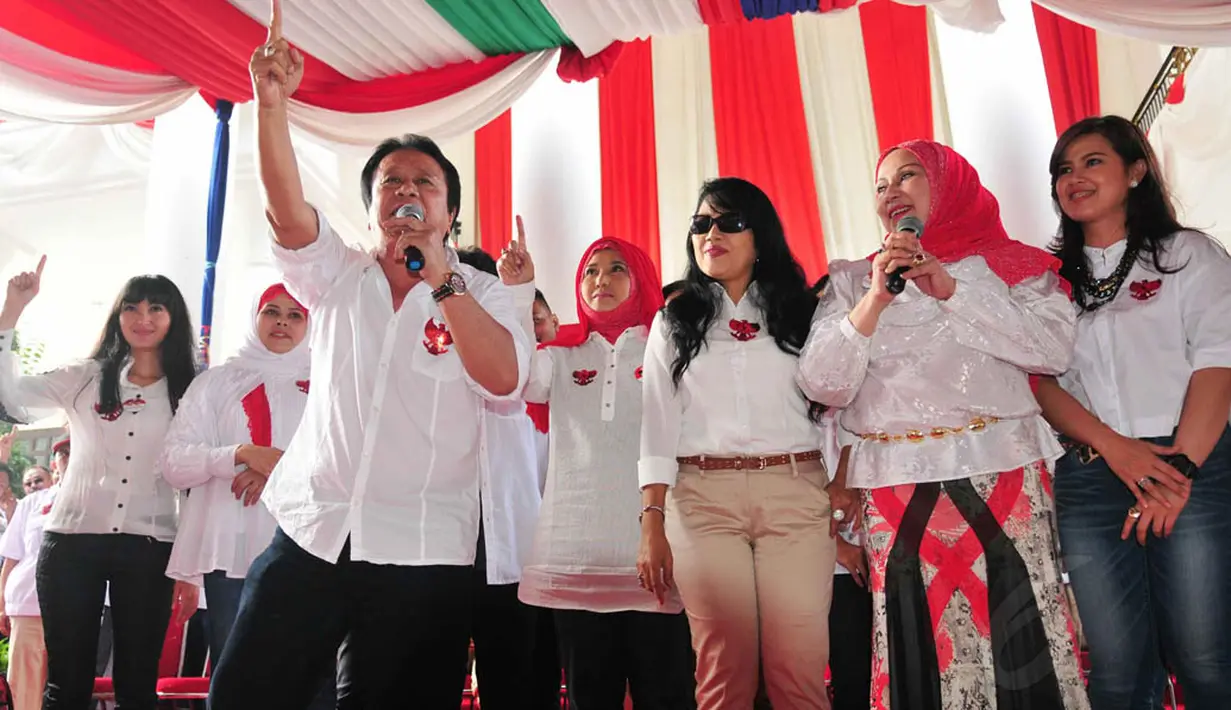 Sejumlah seniman dangdut melakukan deklarasi dukungan capres-cawapres Prabowo-Hatta di Rumah Polonia, (18/6/14) (Liputan6.com/Johan Tallo) 