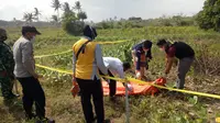 Warga kebumen menemukan jenazah pria penuh luka bakar di ladang. (Foto: Liputan6.com/Humas Polres Kebumen)