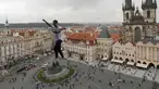 Atlet menyeimbangkan tubuhnya saat berjalan di atas tali yang membentang di Old Town Square, Praha, Republik Ceko, (25/9). Pertunjukan tersebut merupakan bagian kampanye dukungan bagi orang-orang yang hidup dengan diabetes. (AP Photo/Petr David Josek)