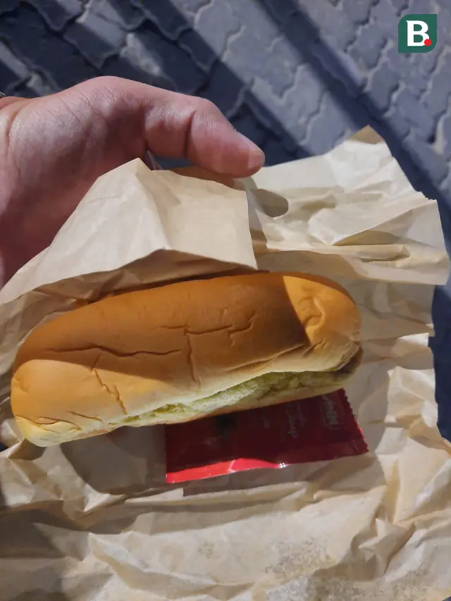 Pedagang Burger di Luar Area Stadion 974