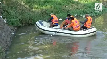 Memilih lewat jalan pintas, tukang becak dan penumpangnya malah hilang. Penyebabnya diduga karena terseret aliran Sungai Gembong.